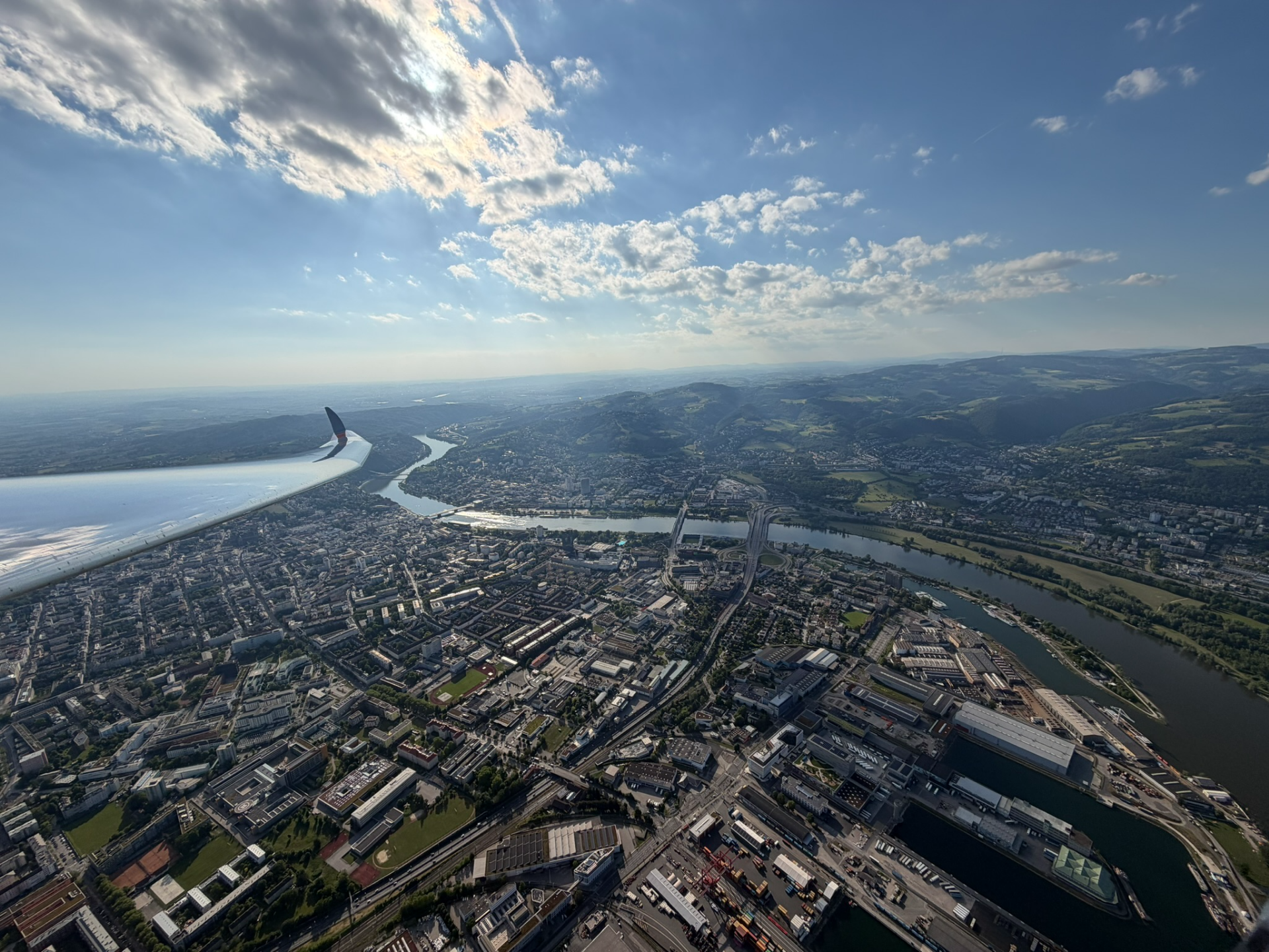 Linz und Donau Sonne scheint durch Wolken durch
auf Stadt